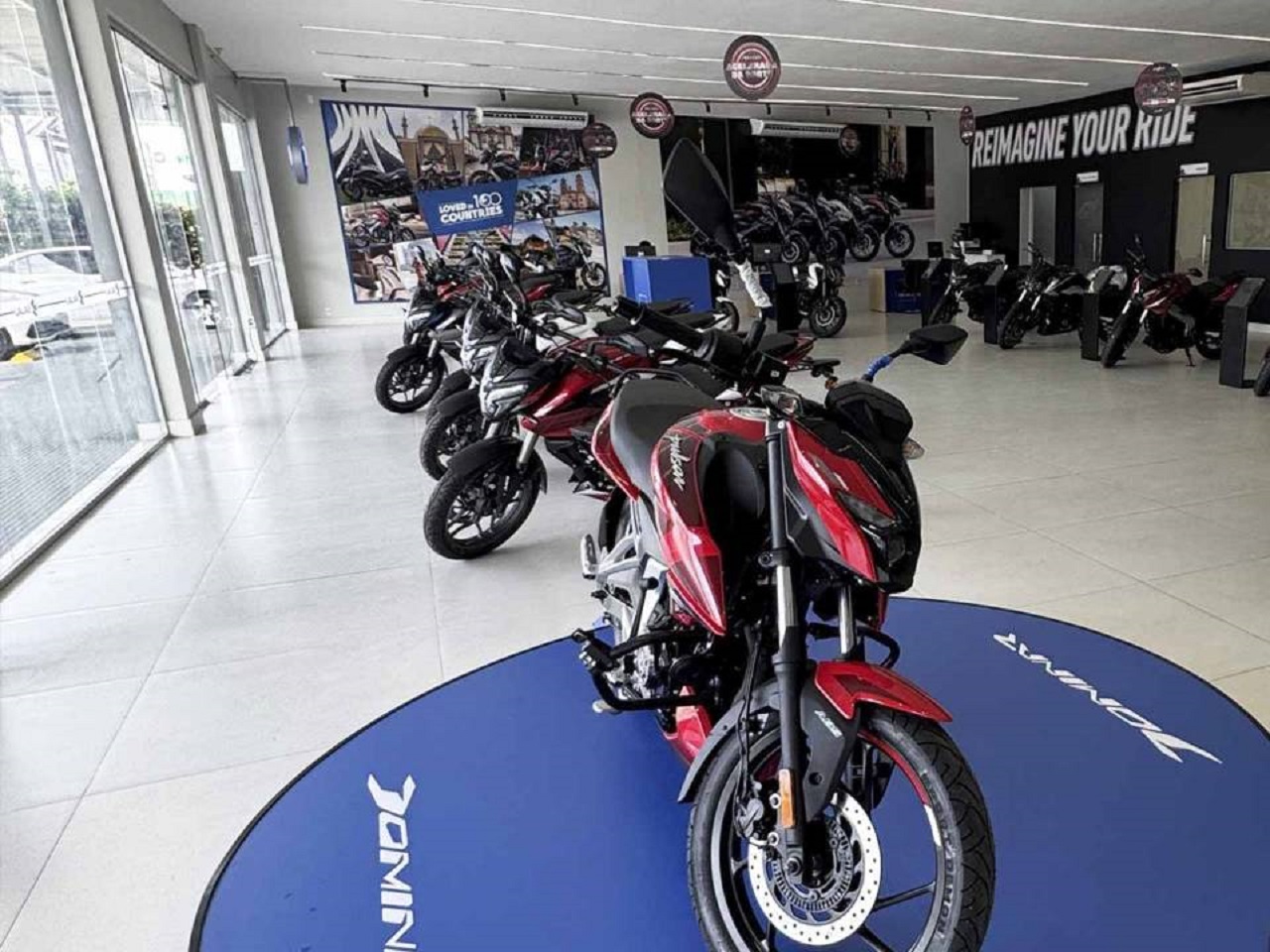 Showroom de motocicletas com modelos em destaque e uma decoração moderna, oferecendo diversas opções para os clientes.