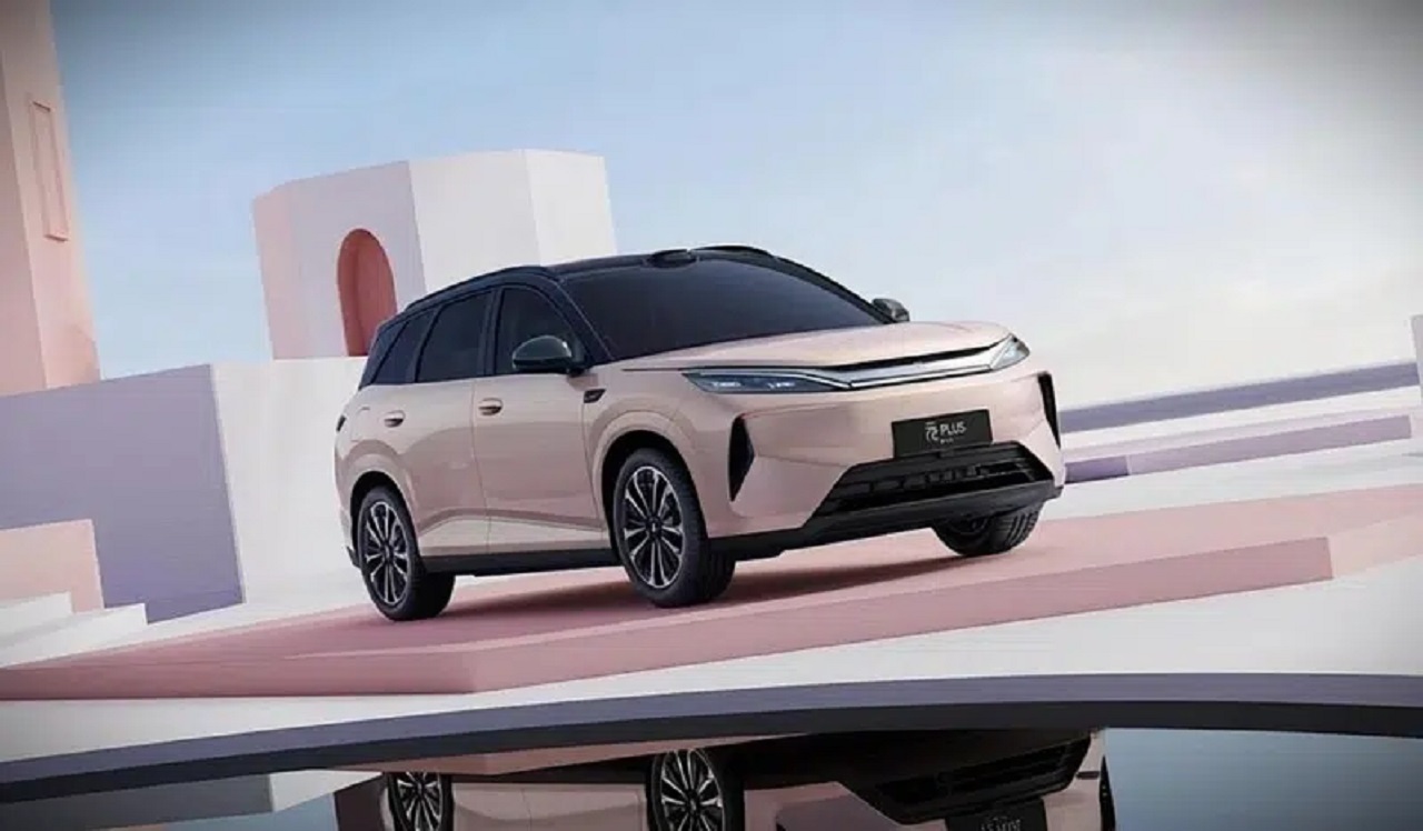 Carro SUV moderno em um cenário minimalista, destacando design elegante e detalhes sofisticados.