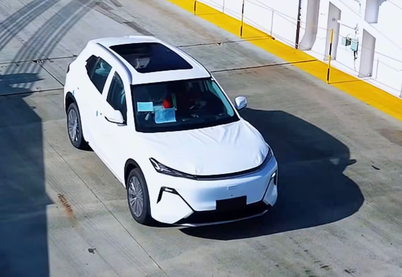SUV branco em um porto, destacando seu design moderno e elegante sob a luz do sol. Ideal para passeios urbanos.