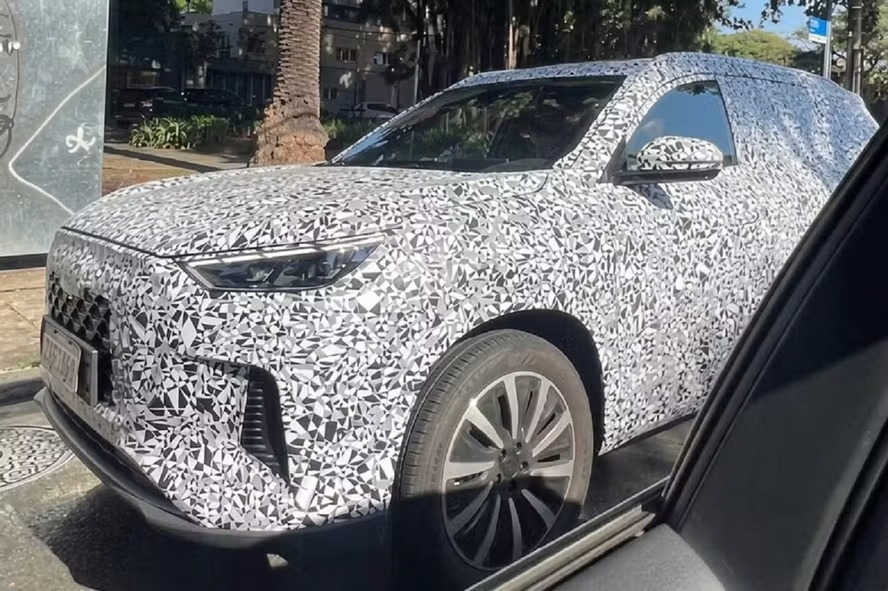 Novo Caoa Chery Tiggo 8 flagrado em testes no Brasil com tela de 15,6 polegadas e visual renovado